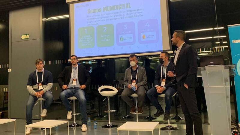 Los creadores argentinos de MuniDigital, junto a los responsables de La Nave (Madrid)