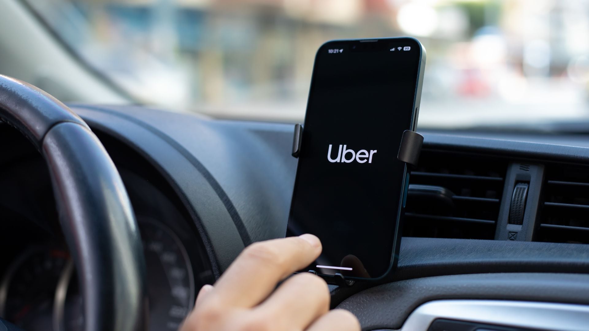 Brasil tiene empleo récord, pero 2 millones de trabajadores viven de Uber y otras apps: el desafío de Lula