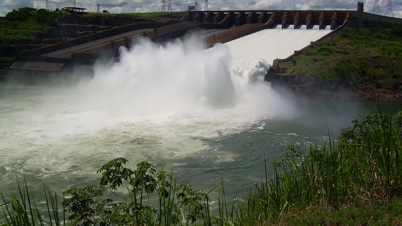 Con su capacidad de generación, Itaipú ha ayudado a reducir la dependencia de fuentes de energía no renovables en la región.