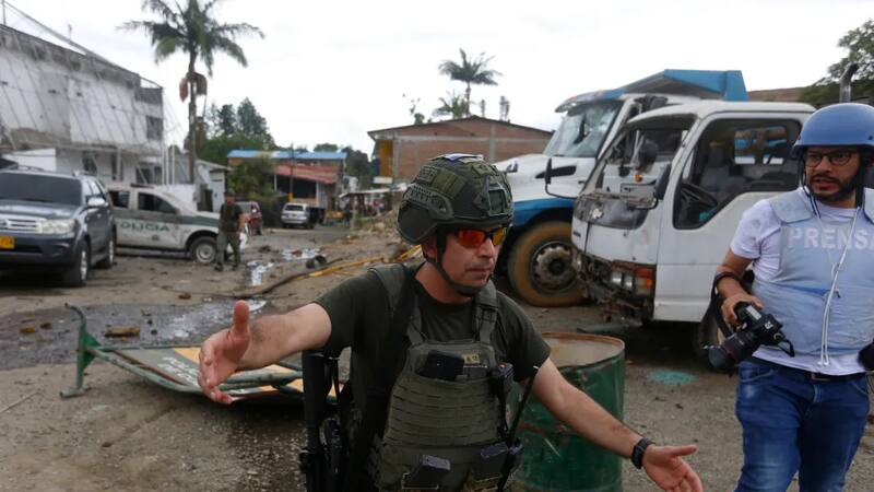 Guerrilleros asesinan a tres personas, incluido un menor, en un ataque armado en el sur de Colombia.