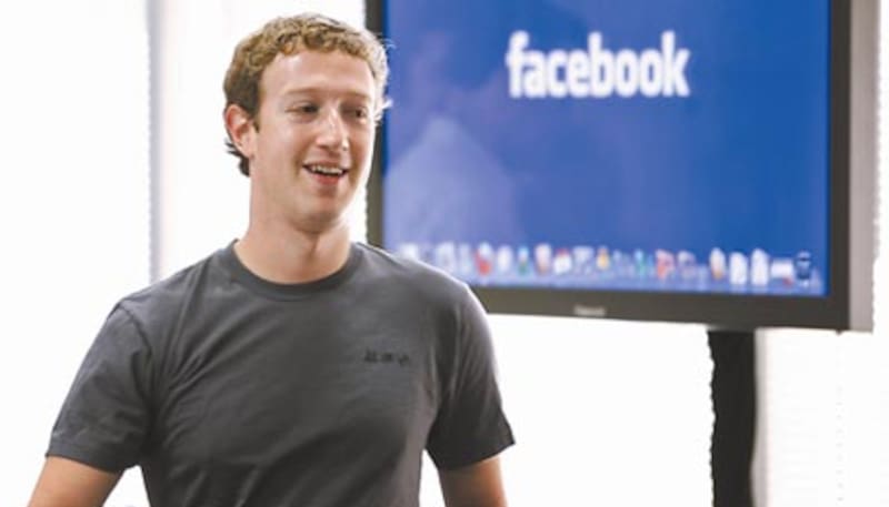 Mark Zuckerberg siempre se muestra con la misma remera gris.