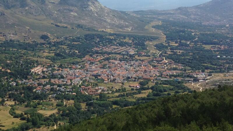 El sitio se ubica en un entorno maravilloso y ofrece muchos atractivos en su casco histórico.