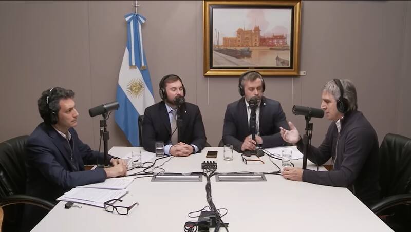 El ministro de Economía, Luis Caputo durante el primer streaming junto con el socio del Departamento de Impuesto de Bruchou & Funes de Rioja, Liban Kusa.