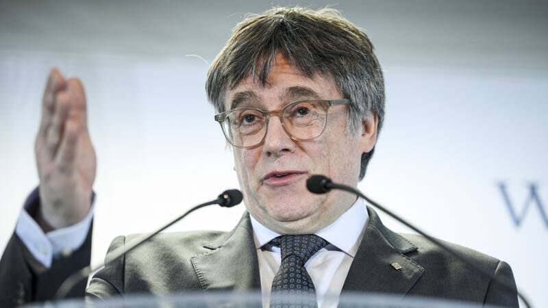 Puigdemont suspende negociaciones con el PSOE y le exige una reunión urgente en Suiza.