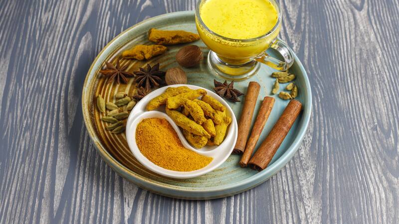 Incorporar el té de cúrcuma en tu rutina podría ser beneficioso para perder peso.