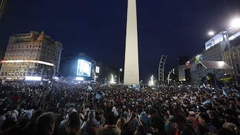 Impresionante banderazo en el Obelisco: una multitud celebra el pase de Argentina a la final del Mundial