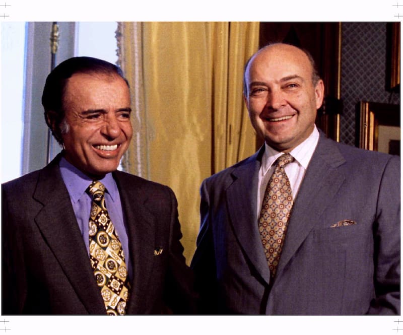 Antes de asumir Menem su primer gobierno en 1989, Domingo Cavallo explicaba en EE.UU. que cuando asumiera, el peronismo no pagaría la deuda que estaba emitiendo Raúl Alfonsín.