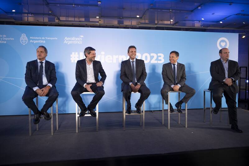 De izquierda a derecha: Daniel Scioli, Matías Lammens, Sergio Massa, Diego Giuliano y Pablo Ceriani, en el lanzamiento de la temporada de invierno.