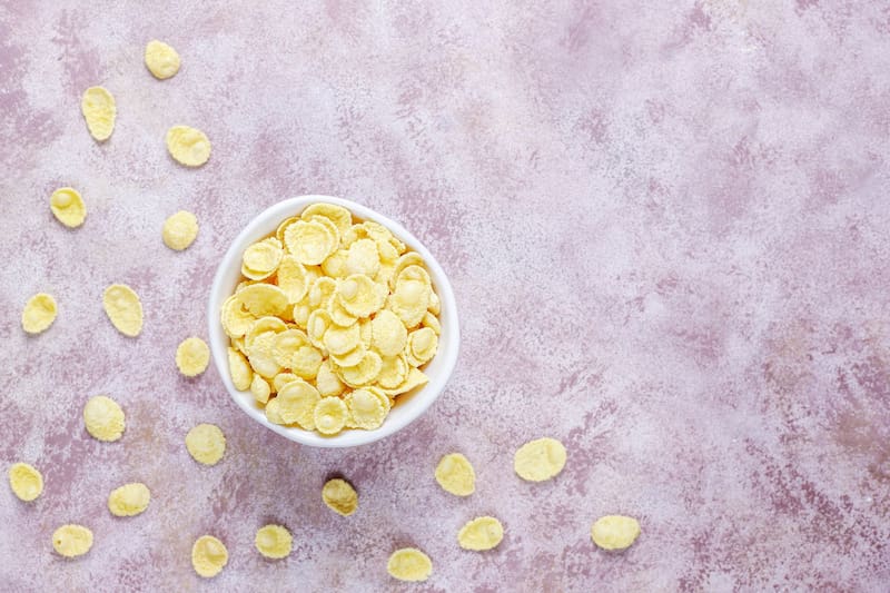 Fáciles de triturar, los copos de maíz aportan un textura rica y crujiente. (Foto: Freepik)