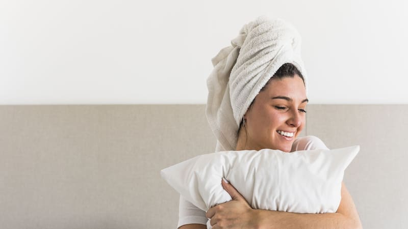 Acostarse con el pelo mojado puede reducir el brillo natural del cabello.