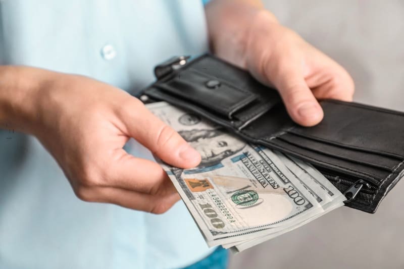 Estados Unidos congelará las cuentas bancarias en dólares de las personas que figuren en la lista del ente tributario federal de deudores con préstamos estudiantiles federales impagos. Foto: Archivo.