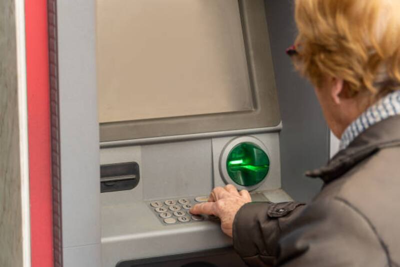 Aún resta saber si en el próximo feriado estarán disponibles los cajeros automáticos.