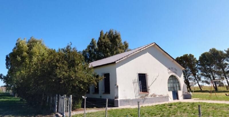 Esta es la escuela que seguirá abierta para recibir a 5 alumnos de los alrededores de Estela (Fuente: Captura Google Maps)