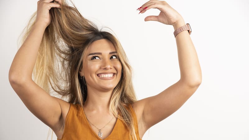 La miel actúa como un humectante natural que ayuda a mantener la hidratación del cabello.