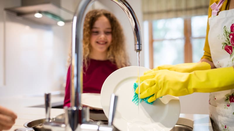 Descubre qué esconde el hábito de no lavar los platos tan pronto como terminas de comer según la psicología.
