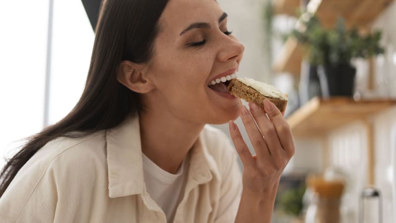 La combinación de fibra, carbohidratos y proteínas en el pan integral es ideal para una alimentación balanceada.