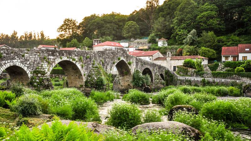 Escapada: este pueblo medieval gallego tiene apenas 73 habitantes y está rodeado de cascadas