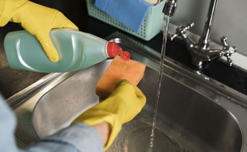 Recomendación para limpiar frascos de cuello estrecho con arroz y detergente. (foto: archivo).