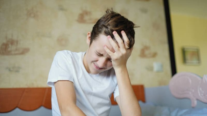 Descubrí qué hábitos poco saludables se convierten en factores asociados con el dolor de cabeza de tus hijos.