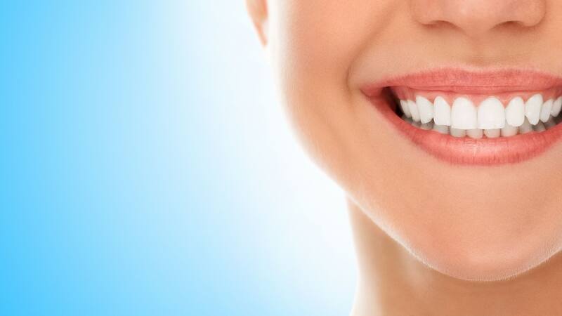 Dientes blancos y más sanos: cuáles son los alimentos que debes comer para tener la mejor sonrisa.