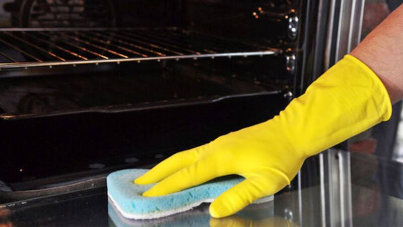 Las amas de casa pueden reclamar la nueva pensión de 500 euros al IMSERSO: hay que cumplir 2 requisitos. (Imagen: archivo)