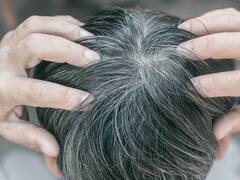 No es la edad: esta es la razón por la que te salen canas, según la Universidad de Harvard