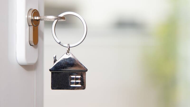 Adiós alquiler: CaixaBank vende un piso en Barcelona con terraza y cocina amueblada por 51.000 euros.