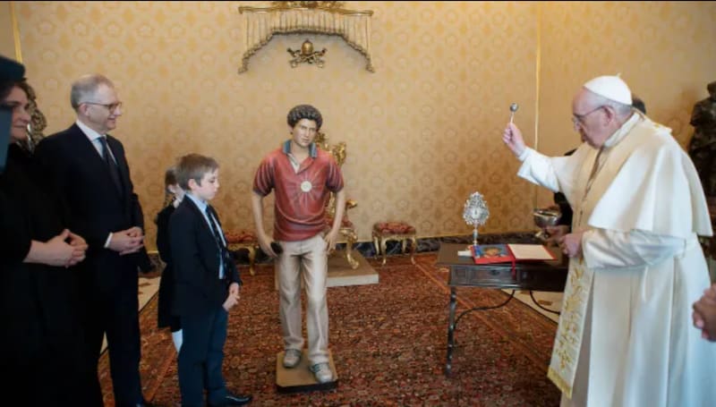 Papa Francisco bendice la estatua del Beato Carlo Acutis. Créditos: Vatican Media