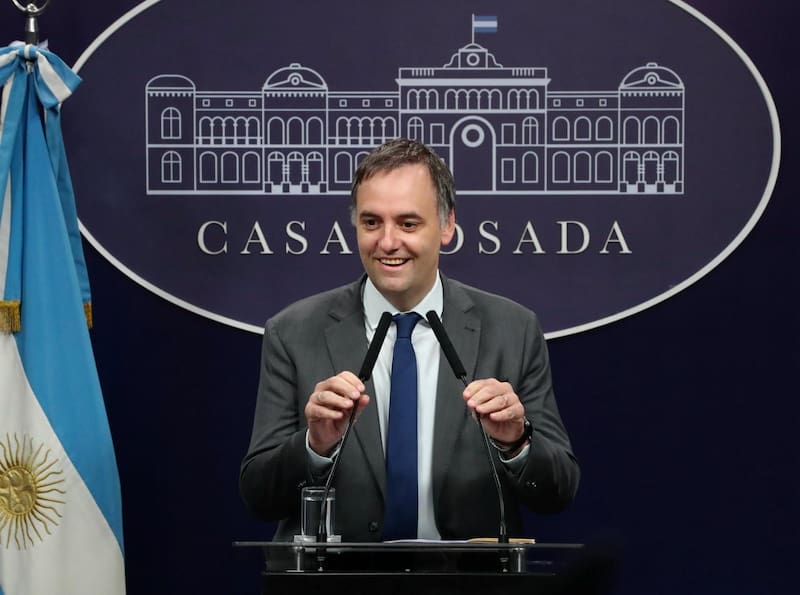 Adorni reiteró que, mientras se mantenga el superávit, el Gobierno seguirá con la baja de impuestos