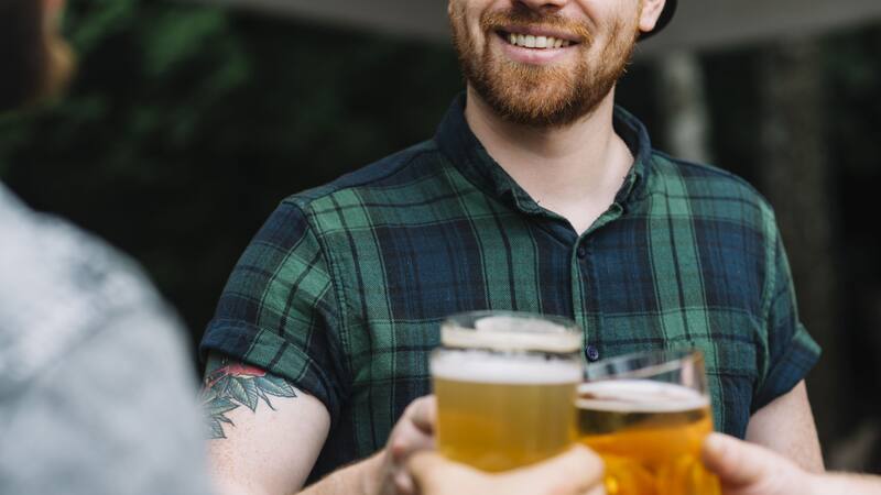 ¿A qué edad debes dejar de beber cerveza? Un neurólogo experto tiene la respuesta.