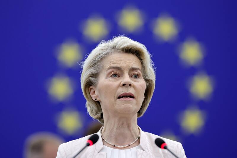 Ursula von der Leyen, presidenta de la Comisión Europea, ha adelantado que trabaja en un primer paquete de respuesta a los aranceles. (Fuente: EFE / Ronald Wittek)