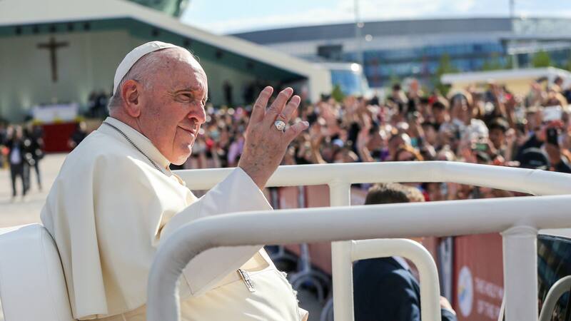 Tristeza en la Iglesia Católica: médicos aseguran que el Papa Francisco mejora, pero podría no participar de la misa de Pascua.