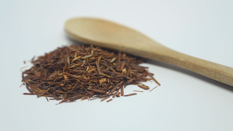 El té rooibos se elabora a partir de las hojas del arbusto sudafricano Aspalathus linearis (Fuente: Shutterstock)