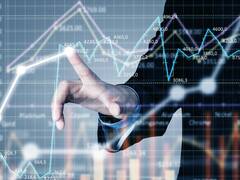 El IBEX abre en rojo ante el temor de una nueva recesión en los Estados Unidos: ¿es momento de comprar, vender o esperar?