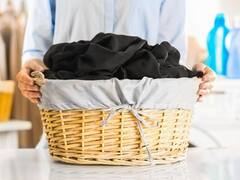 El truco del vinagre: cómo mantener la ropa negra como nueva al lavar