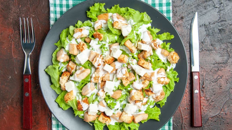 Preparar esta famosa ensalada te llevará muy poco tiempo.