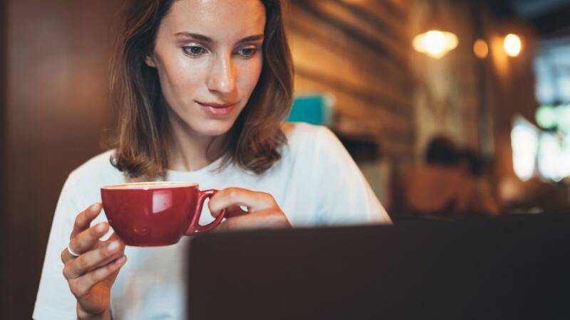 Cuántas tazas de café recomiendan tomar al día para no sufrir los efectos negativos de la cafeína.