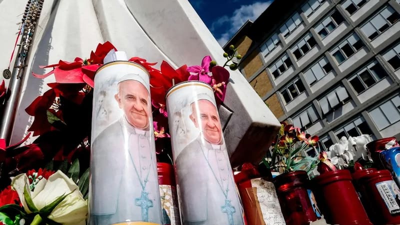 Tristeza en la Iglesia Católica: el Papa Francisco sigue "crítico" pero "estable" y su diagnóstico es reservado.