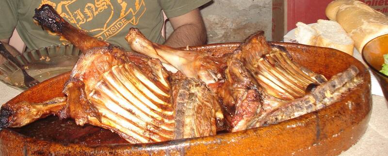 Lechazo asado: sencilla receta para descubrir el sabor auténtico del cordero lechal. (Imagen: Wikimedia)