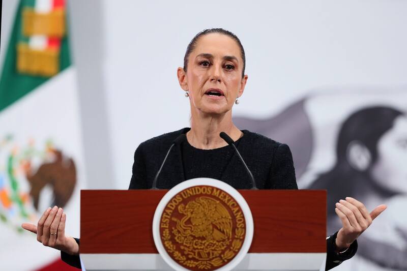 Claudia Sheinbaum arremete contra Televisa y TV Azteca: asegura que los mexicanos ya no confían en los grandes medios. Fuente: Shutterstock.