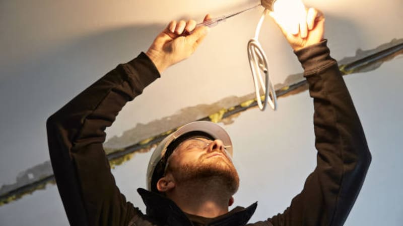 Gobierno forzará a todos los empleados a trabajar 42 horas por semana: los salarios y beneficios permanecen congelados.