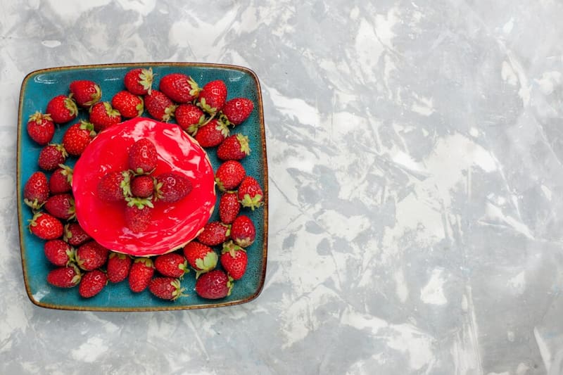 Postre de gelatina con frutas. Foto: Freepik.