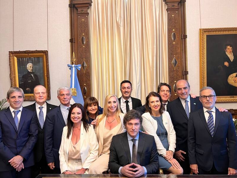De las doce personas dispuestas en la foto, hay cuatro que ya no están más (Guillermo Ferraro, Nicolás Posse, Mario Russo y Diana Mondino).