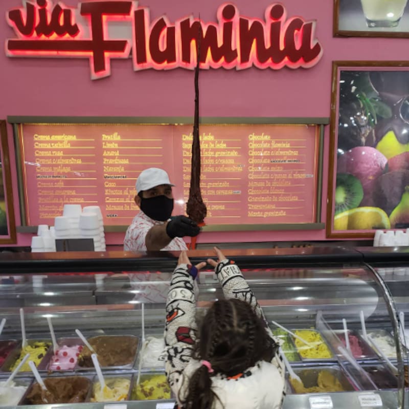 El cucurucho tiene 300 gramos de helado. (Instagram @viaflaminia).