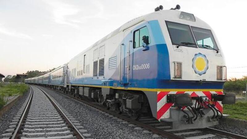 El primer problema que enfrentó la obra fueron los nuevos durmientes que no resistieron el paso de los trenes.