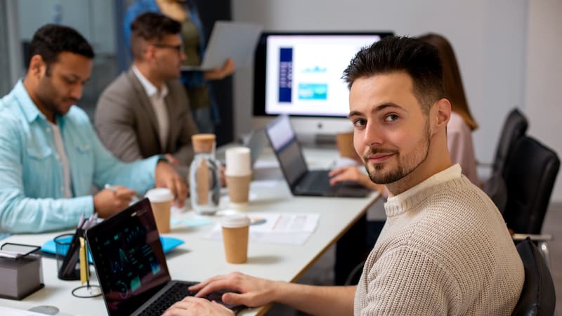 Los contratos son a jornada completa y los salarios pueden superar los 7000 euros mensuales.