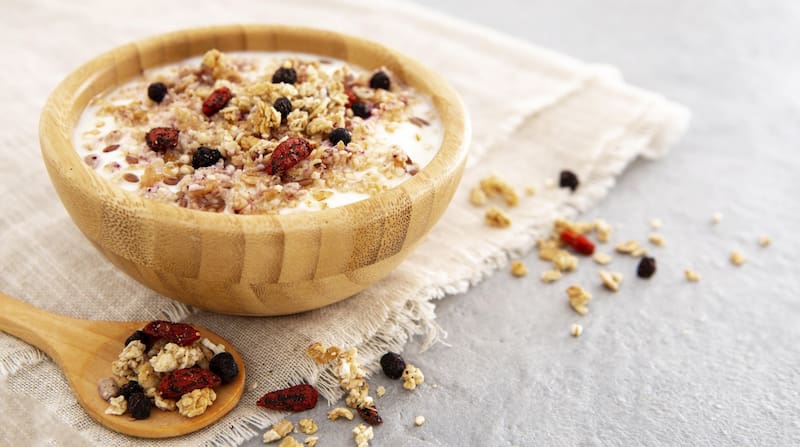 Este alimento se puede incorporar fácilmente en el desayuno junto con frutas frescas.