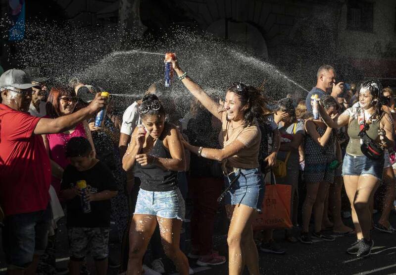 La murga porteña, una de las atracciones del Carnaval en Argentina.