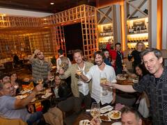 Benjamín Vicuña festejó junto al elenco de El silencio de Marcos Tremmer en Provence, el wine bar de Enjoy Punta del Este