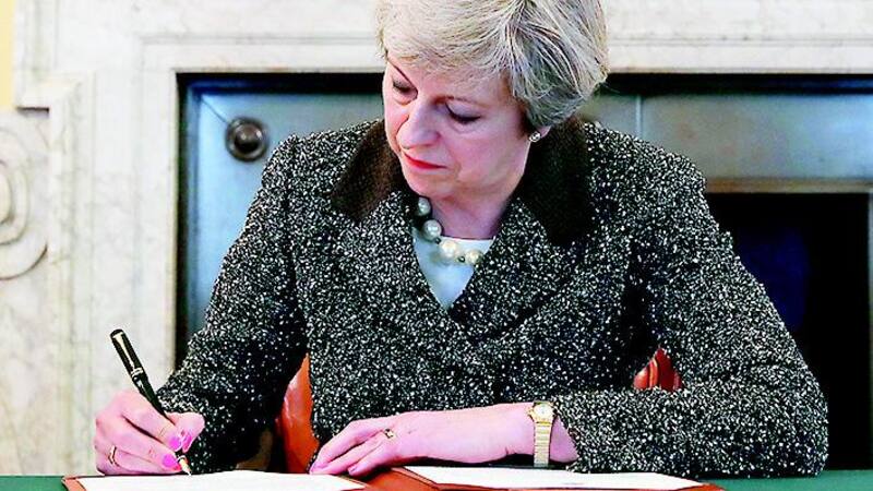 Theresa May sufre la presión de Europa por el Brexit